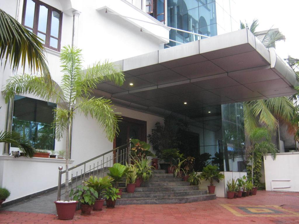 Aquarock Hotel Kazhakuttam Exterior photo